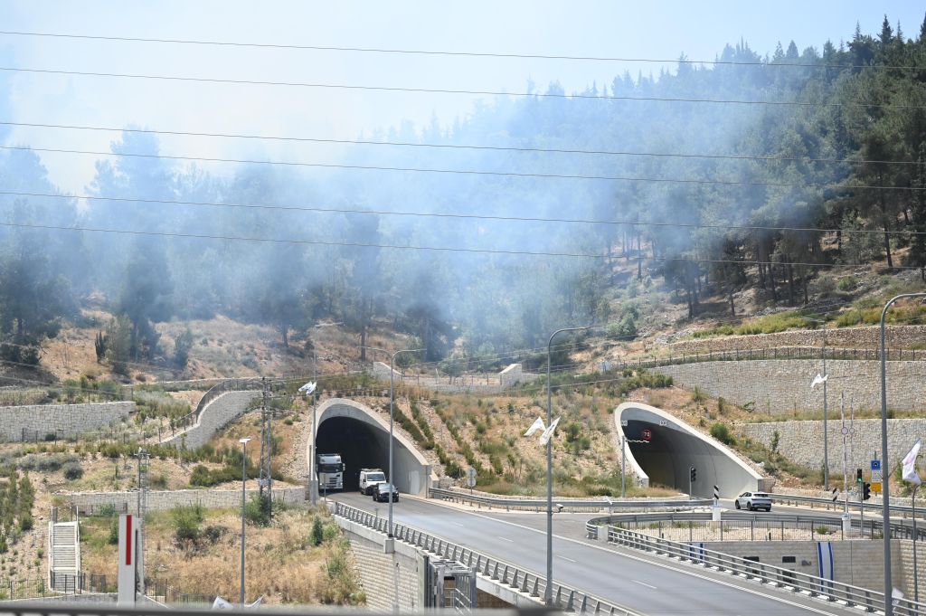 Fire Near Jerusalem Neighborhoods Prompts Stay-At-Home Alert