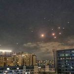 إيران تطلق وابل صواريخ جديداً، الملايين من الإسرائيليين يلجأون للملاجئ