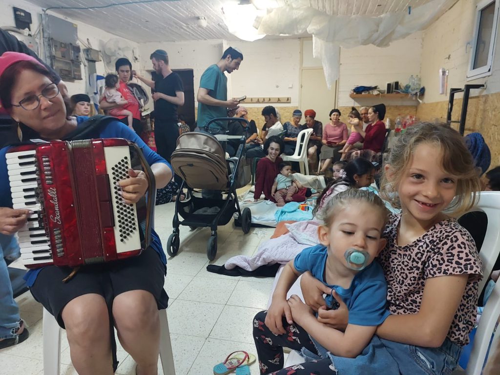 Eased Home Front Directives Allow Israelis Limited Gatherings, Workplaces to Reopen