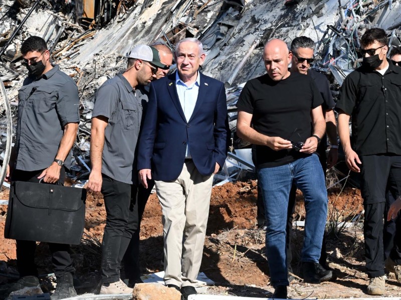PM Netanyahu at the missile impact site at the Weizmann Institute in Rehovot