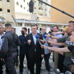 وزير الخارجية سعار يدلي بتصريح لوسائل إعلام أجنبية في مركز سوروكا الطبي