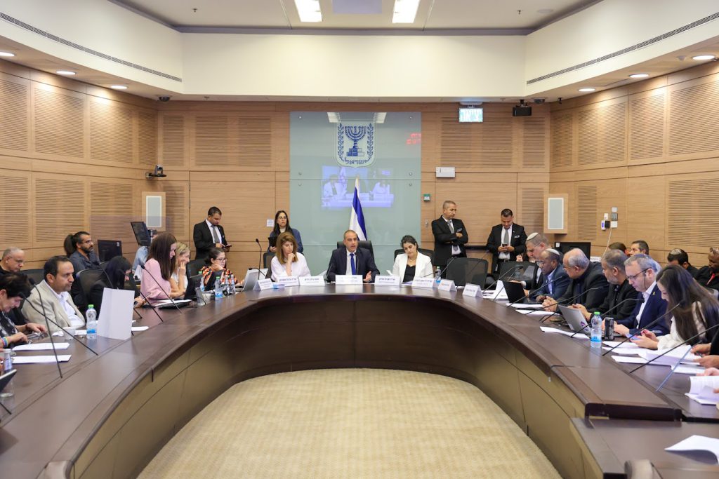 House Committee begins to discuss request for removing MK Odeh from the Knesset; MK Katz, chair: While soldiers are fighting on seven fronts, Ayman Odeh is our eighth front; MK Odeh: Procedure is illegal, immoral and undemocratic