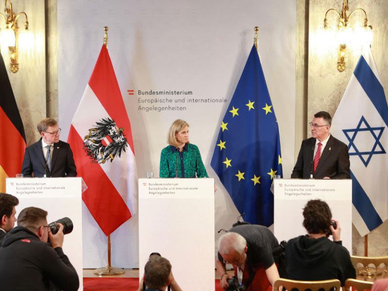 Politics: FM Sa’ar holds a trilateral meeting in Vienna