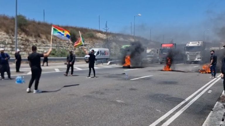 אסונות: כבישים נחסמו וצמיגים נשרפו במחאת דרוזים ישראלים על שפיכות הדמים בסוריה