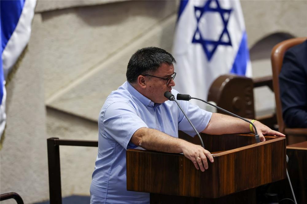 Approved in final readings: Extension of temporary provision giving Government power to enact regulations for giving preference to Israeli-made textile goods in purchases for security organizations