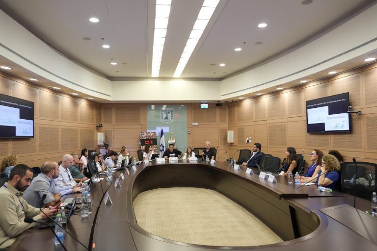 Business: Special Committee for Oversight of Barrier Removal Processes holds follow-up debate on national plan for increasing human capital in high-tech; sector composed of 63.5% Jewish men and 32% non-Haredi Jewish women