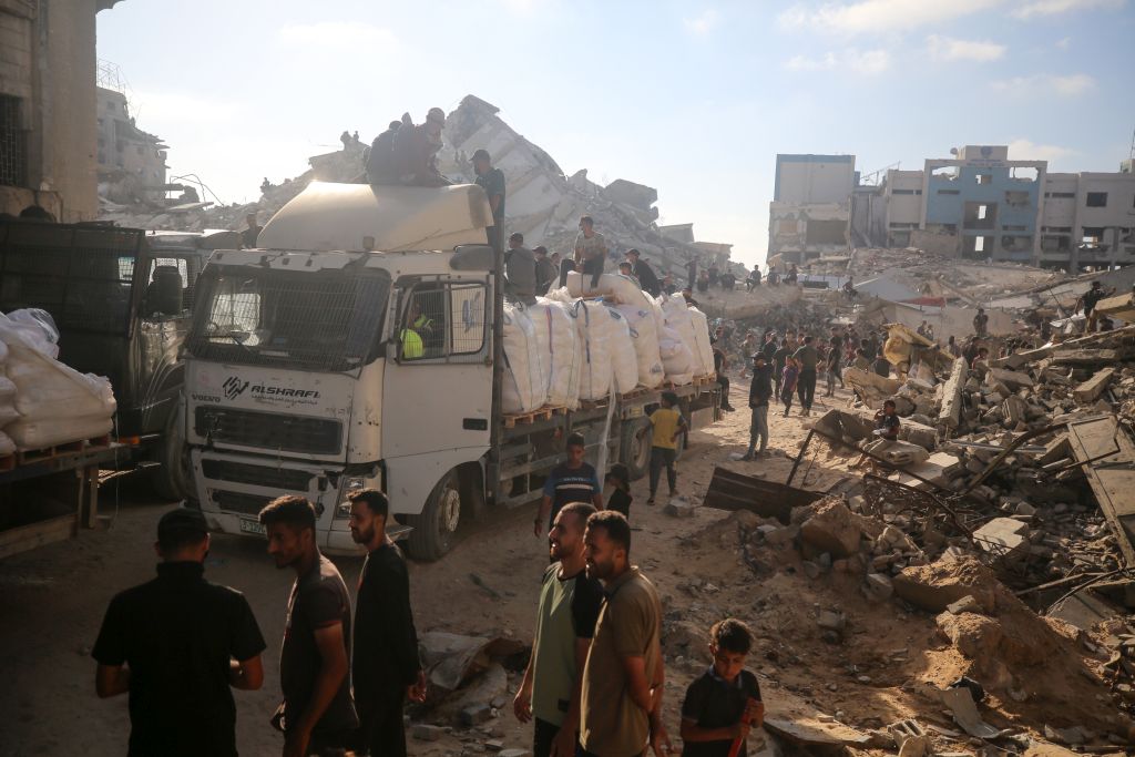 Gazans Seen Cheering Israeli Troops Overseeing Aid Delivery