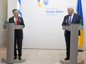 FM Sa’ar meets with Ukrainian FM Andrii Sybiha in Kyiv