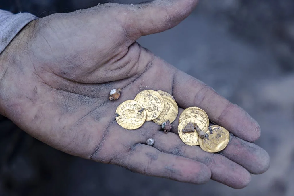 Gold Hoard Unearthed in Galilee Offers Glimpse of Byzantine Politics and Wealth