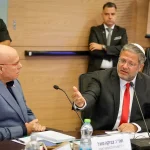 Примечание: В тексте на иврите упоминается имя Марко Рубио, но в глоссарии его нет. Таким образом, мы будем использовать стандартное написание его имени на русском языке.

Перевод: «Премьер-министр Нетаниягу завершил продолжительную встречу в своем кабинете с госсекретарем США Марко Рубио и его командой