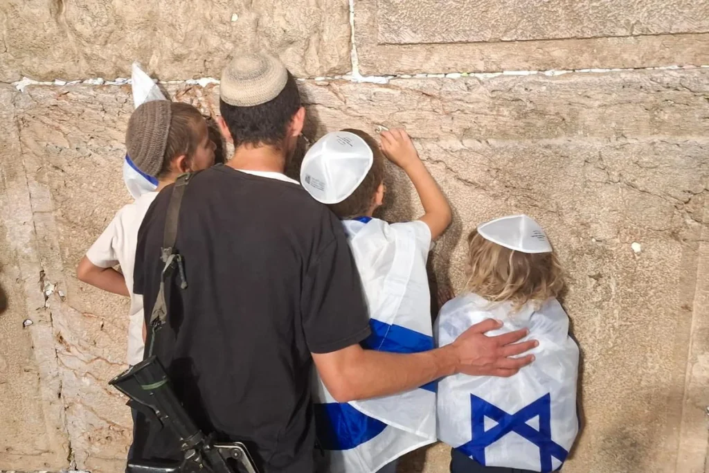 Население Израиля превысило 10 млн, но столкнулось с снижением роста и увеличением оттока граждан