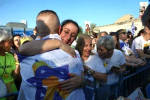 Unang Biyaya Dumating sa Israel, Magkakasama na sa Pamilya Mamaya