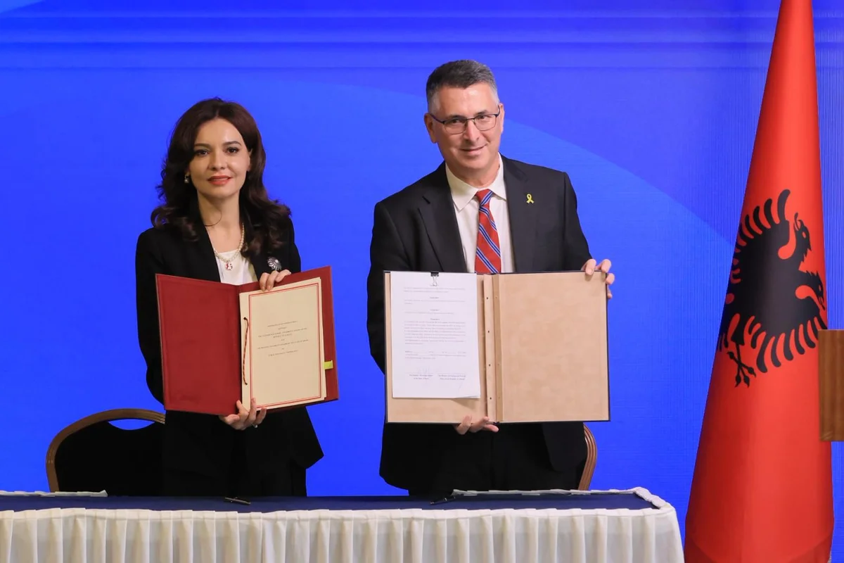 Министр иностранных дел Израиля осудил «коррумпированный политический цирк» в Гааге и подписал соглашения о сотрудничестве с Албанией.