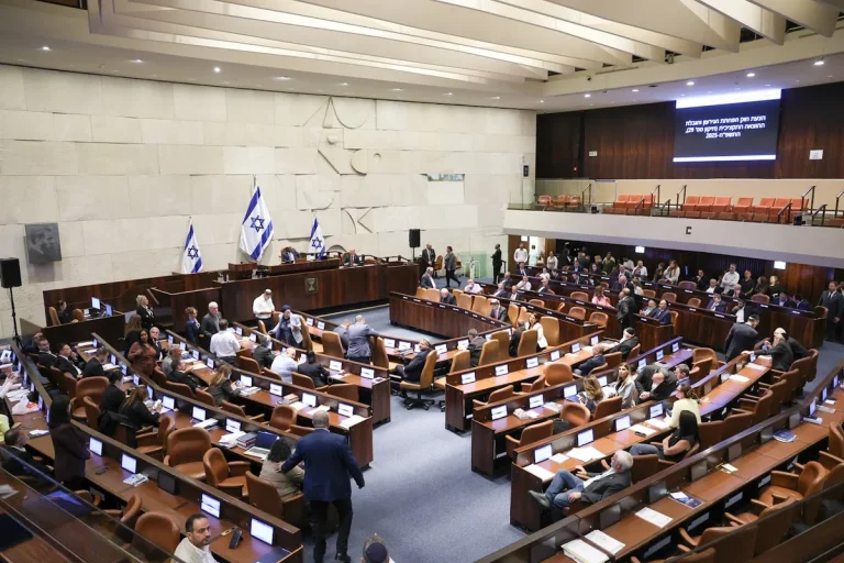 Lipunang Israeli: Knesset Plenum bumoto laban sa mga mosyon ng walang-kumpiyansa na isinumite ng mga grupo sa parlyamento mula sa oposisyon