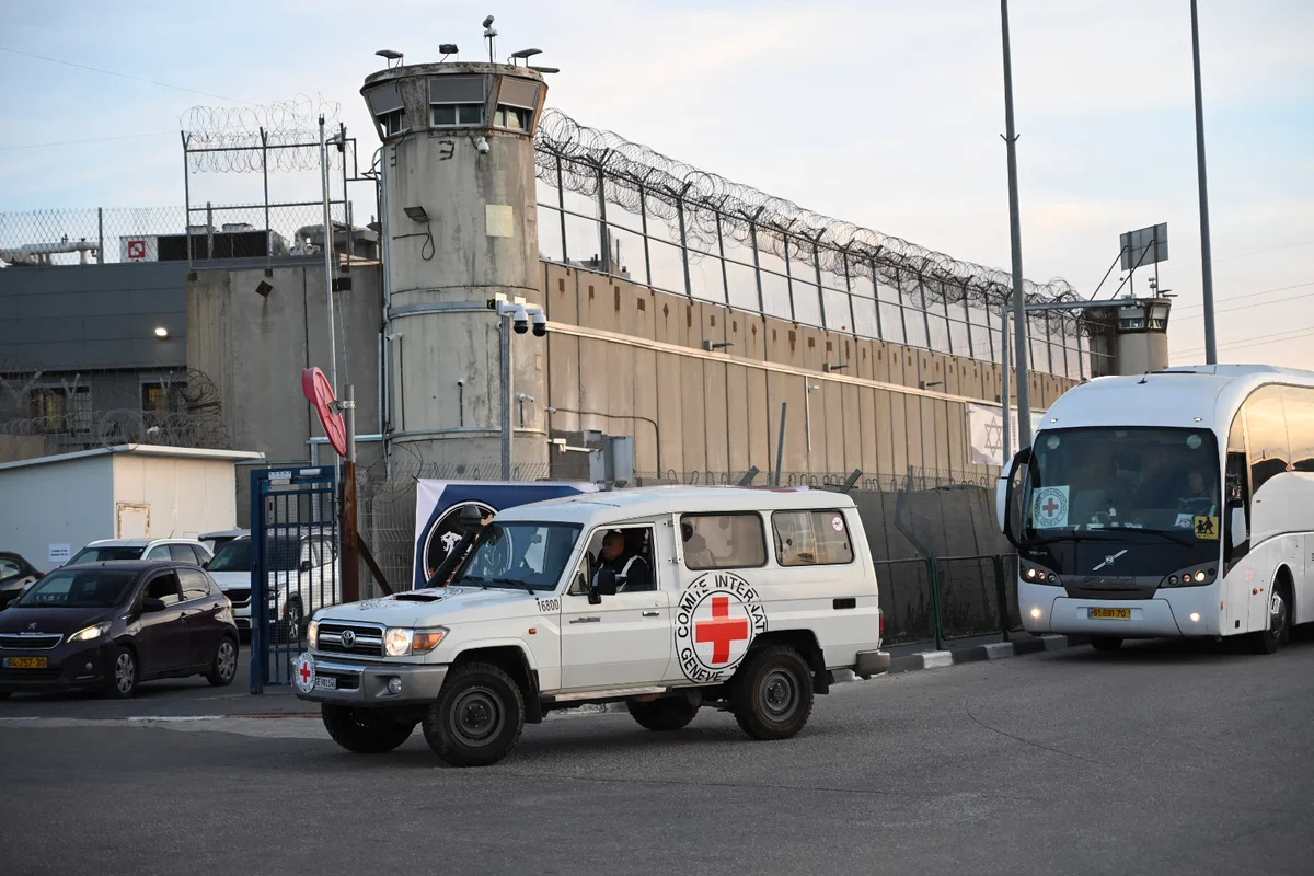 Израиль блокирует посещения Красным Крестом тюрем, которые позволяют выплачивать зарплаты террористам за «плати и убивай».