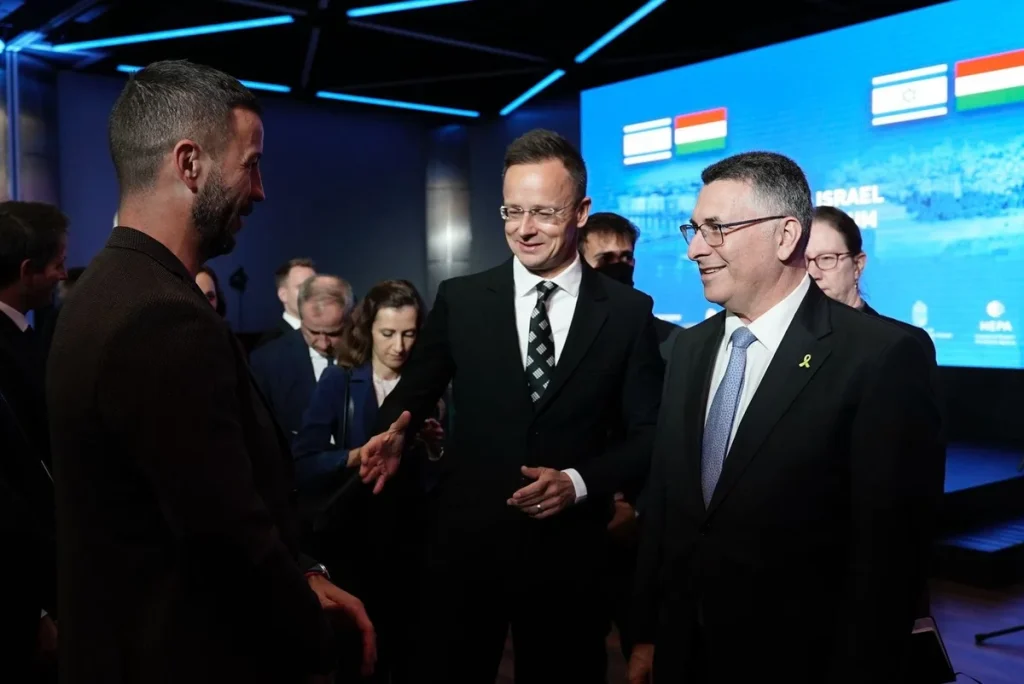 Министр иностранных дел Саар и министр иностранных дел Венгрии Шижьярто принимают участие в основной экономической конференции деловой делегации в Венгрии