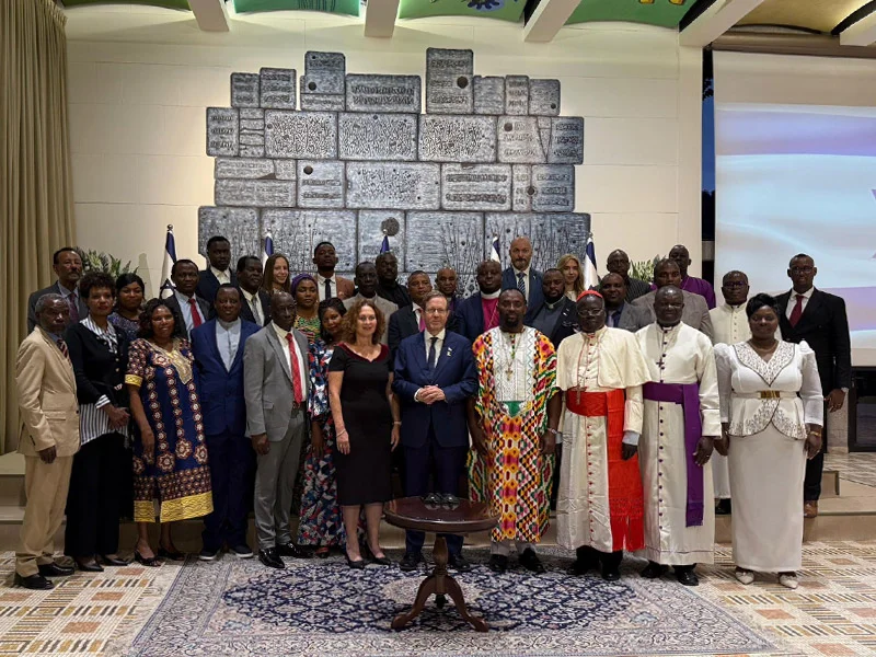 Президент Герцог встречается с делегацией христианских лидеров веры из различных стран Африки.