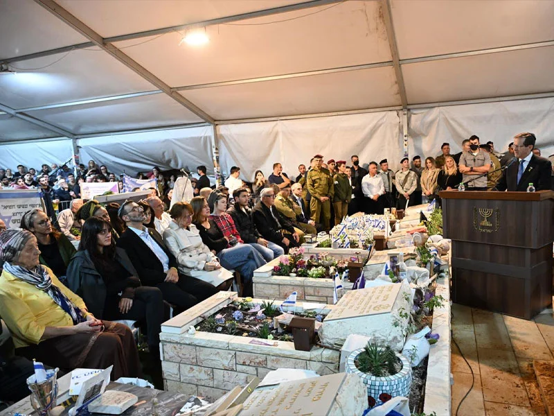 Президент Херцог произносит прощальную речь на похоронах капитана Даниэля Переса.