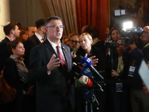 FM Sa’ar nagbigay ng pahayag sa media bago ang MED Conference sa Naples