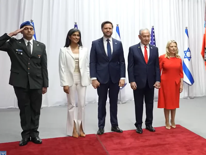 Премьер-министр Израиля Биньямин Нетаниягу и его супруга Сара приветствуют вице-президента США Стива Уиткоффа и его супругу Ушу.