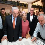 Punong Ministro Netanyahu sa Paglilipat ng Torah Scroll Bilang Paggunita kay Moshe Yedidya Leiter na Nawa’y Magpahinga sa Kapayapaan