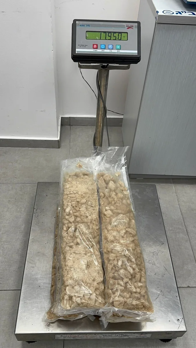 الأمن: وحدة التحقيقات الخاصة 747 في شرطة مطار بن غوريون بالمنطقة الوسطى، بالتعاون مع وحدة مكافحة المخدرات التابعة لمصلحة الجمارك في مطار بن غوريون ومفتشي الجمارك في قاعة الركاب، أحبطت أمس محاولة تهريب مخدرات إلى إسرائيل.