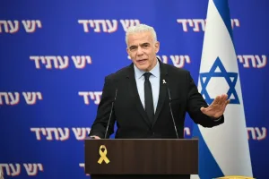 Лапид требует одобрения Кнессетом плана Трампа, ставя коалицию Нетаниягу в затруднительное положение