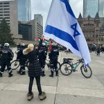 “Isang Nag-iisang Babae sa Asul at Puti”: Miriam Mattova Hinarap ang Tumataas na Antisemitismo habang Itinaas ng Toronto ang Watawat ng Palestina