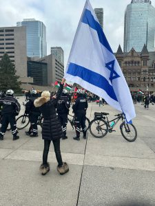 Одна женщина в синем и белом: Мириам Маттова противостоит растущему антисемитизму, пока Торонто поднимает палестинский флаг
