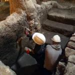 Двухтысячелетняя еврейская ритуальная купальня обнаружена недалеко от Храмовой горы в Иерусалиме Археологи обнаружили в Иерусалиме двухтысячелетнюю еврейскую ритуальную купальню, известную как микву, которая, как полагают, использовалась в период Второго Храма. Находка была сделана во время строительных работ недалеко от Храмовой горы, священного места, почитаемого как евреями, так и мусульманами. Миква, высеченная в скале, имеет размеры примерно 2 на 3 метра и глубину 1,5 метра. Она была обнаружена в хорошем состоянии и содержит ступени, ведущие к воде. Археологи считают, что миква использовалась для ритуального очищения, которое было важной частью еврейской жизни во времена Второго Храма, когда Храм стоял на Храмовой горе. «Это очень значительная находка, которая дает нам представление о еврейской жизни в Иерусалиме во времена Второго Храма», — сказал доктор Йоав Мордехай, руководитель отдела древностей Израиля. «Миква была обнаружена недалеко от Храмовой горы, что указывает на то, что она, вероятно, использовалась людьми, которые посещали Храм». Миква будет открыта для публики после завершения дальнейших исследований.