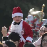 Поджог церкви в Дженине возобновил проверку Палестинской национальной администрации ДЖЕНИН, Западный берег – Власти Палестинской национальной администрации (ПНА) начали расследование после того, как в результате поджога пострадала церковь в городе Дженин на севере Западного берега реки Иордан, что вновь привлекло внимание к их способности поддерживать порядок на этой территории. Инцидент произошел в ночь на среду, когда неизвестные подожгли греческую православную церковь Святого Георгия в Дженине. Пожар был потушен, но нанесен ущерб. Представитель ПНА заявил, что власти «решительно осуждают этот акт вандализма» и «примут все необходимые меры для привлечения виновных к ответственности». В последнее время ПНА сталкивается с растущей критикой как со стороны Израиля, так и со стороны некоторых палестинских группировок, которые обвиняют ее в неспособности контролировать ситуацию на Западном берегу реки Иордан, где участились нападения на израильтян. Израильские официальные лица заявили, что инцидент в Дженине подчеркивает необходимость того, чтобы ПНА взяла на себя большую ответственность за безопасность на своей территории. «Мы ожидаем, что Палестинская администрация будет действовать решительно, чтобы предотвратить подобные нападения в будущем», — заявил представитель Министерства иностранных дел Израиля. В то время как ПНА заявила о начале расследования, пока неясно, кто стоит за поджогом и каковы были их мотивы. Город Дженин является одним из центров напряженности на Западном берегу реки Иордан, где часто происходят столкновения между израильскими силами безопасности и палестинскими боевиками. Этот инцидент произошел на фоне продолжающихся усилий по возобновлению мирных переговоров между Израилем и палестинцами, которые застопорились с 2014 года.