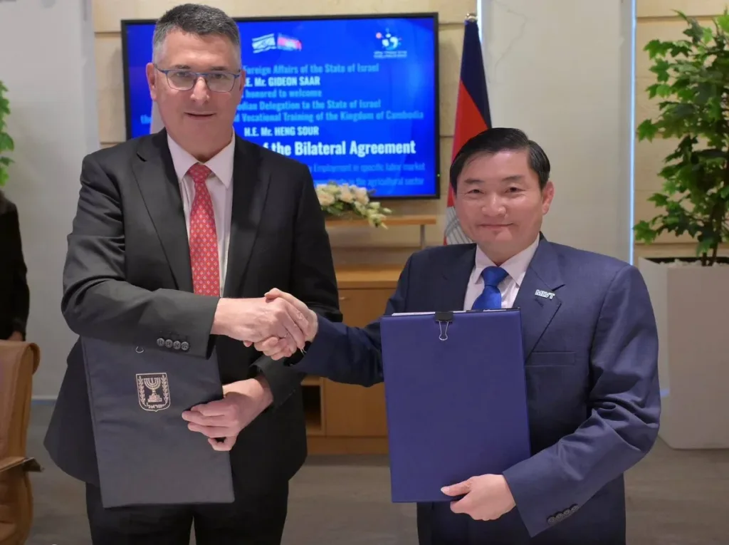 FM Sa’ar signs an agreement for the employment of thousands of Cambodian workers in Israel in the agricultural sector.