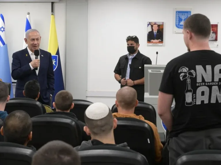 PM Netanyahu Visits the IDF Induction Center and meets with New Recruits