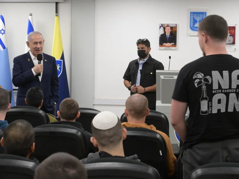 PM Netanyahu Visits the IDF Induction Center and meets with New Recruits