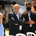 Вблизи дома бывшего премьер-министра Израиля задержан подозреваемый в шпионаже, связанный с Ираном ТЕЛЬ-АВИВ, 23 мая (Рейтер) – Израильские власти задержали подозреваемого в шпионаже в пользу Ирана недалеко от резиденции бывшего премьер-министра Биньямина Нетаниягу, сообщила в четверг израильская служба общей безопасности (ШАБАК). В заявлении ШАБАК говорится, что подозреваемый, гражданин Израиля, был арестован на прошлой неделе. Он подозревается в передаче информации иранской разведке. В заявлении не уточняется, какую именно информацию он передавал и как долго он сотрудничал с Ираном. Иран, который отрицает свою причастность к шпионажу, не прокомментировал инцидент. Отношения между Израилем и Ираном напряженные, обе страны обвиняют друг друга в проведении тайных операций. Биньямин Нетаниягу занимал пост премьер-министра Израиля с 2009 по 2021 год.