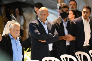 Вблизи дома бывшего премьер-министра Израиля задержан подозреваемый в шпионаже, связанный с Ираном ТЕЛЬ-АВИВ, 23 мая (Рейтер) – Израильские власти задержали подозреваемого в шпионаже в пользу Ирана недалеко от резиденции бывшего премьер-министра Биньямина Нетаниягу, сообщила в четверг израильская служба общей безопасности (ШАБАК). В заявлении ШАБАК говорится, что подозреваемый, гражданин Израиля, был арестован на прошлой неделе. Он подозревается в передаче информации иранской разведке. В заявлении не уточняется, какую именно информацию он передавал и как долго он сотрудничал с Ираном. Иран, который отрицает свою причастность к шпионажу, не прокомментировал инцидент. Отношения между Израилем и Ираном напряженные, обе страны обвиняют друг друга в проведении тайных операций. Биньямин Нетаниягу занимал пост премьер-министра Израиля с 2009 по 2021 год.