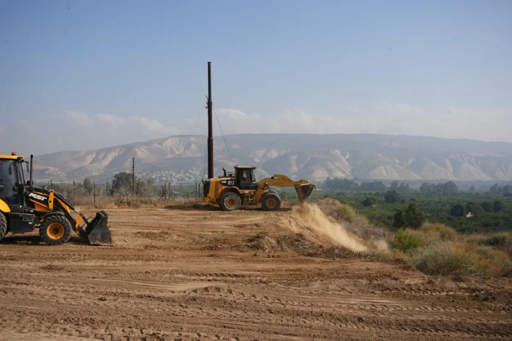 Israel Begins Construction of Security Barrier Along Jordanian Border