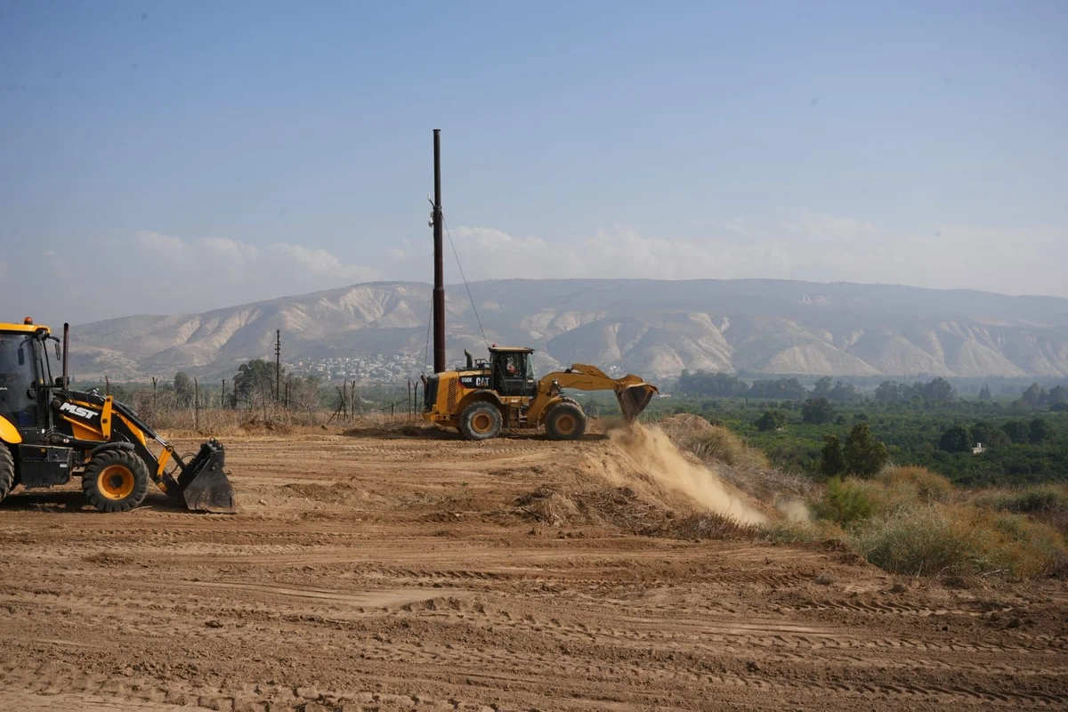 Israel Begins Construction of Security Barrier Along Jordanian Border