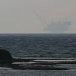 Израиль одобрил соглашение о поставках газа на $35 млрд в Египет Израиль одобрил соглашение о поставках природного газа в Египет на сумму 35 миллиардов долларов, что является крупным шагом в развитии энергетического сектора региона. Соглашение, заключенное между израильской газовой компанией Delek Drilling и египетской Dolphinus Holdings, предусматривает экспорт газа из израильских месторождений Левиафан и Тамар в течение 15 лет. Министр энергетики Израиля Юваль Штайниц заявил, что это соглашение является «историческим» и «знаменует собой начало новой эры» для энергетического сотрудничества между двумя странами. «Это соглашение позволит Израилю стать крупным экспортером природного газа и укрепит его позиции на мировом энергетическом рынке», — сказал Штайниц. Ожидается, что соглашение вступит в силу в 2020 году.