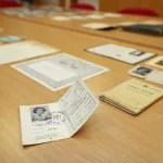 Израильские и немецкие студенты изучают историю предвоенного периода через новую цифровую платформу Новая цифровая платформа, разработанная совместно израильскими и немецкими студентами, позволяет исследовать историю еврейских общин в Европе до Холокоста. Проект, получивший название «Память и диалог», призван сохранить воспоминания о жизни до трагедии и способствовать взаимопониманию между народами. В рамках проекта студенты из Тель-Авивского университета и Университета имени Гумбольдта в Берлине собрали и оцифровали архивные материалы: фотографии, письма, дневники и устные свидетельства. Платформа включает интерактивную карту, позволяющую отслеживать историю еврейских поселений, а также базу данных с биографиями жертв Холокоста. «Наша цель — сделать историю доступной и понятной для нового поколения», — говорит профессор Анна Шмидт из Университета имени Гумбольдта. «Мы хотим, чтобы молодые люди знали о том, что происходило до Холокоста, и понимали, как важно предотвращать подобные трагедии в будущем». Проект «Память и диалог» также включает образовательные программы для школ и университетов, а также публичные мероприятия, посвященные истории еврейских общин в Европе. «Это не просто архив, это живая память», — отмечает доктор Ицхак Коэн, руководитель проекта со стороны Тель-Авивского университета. «Мы надеемся, что платформа поможет сохранить наследие еврейских общин и будет способствовать диалогу и примирению». Проект получил поддержку Министерства образования Израиля и Министерства иностранных дел Германии.