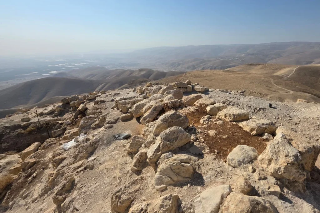 Israeli Archaeologists Uncover Remains of Dramatic Mountaintop Royal Palace