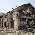 Высший суд Израиля остановил расследования Госконтролера по бойне 7 октября ТЕЛЬ-АВИВ, 24 июня (Reuters) — Высший суд Израиля в понедельник приостановил два расследования, начатых Госконтролером Израиля Матаньягу Энгельманом, касающихся действий различных ведомств до и во время нападения ХАМАС 7 октября, когда боевики убили около 1200 человек и взяли в заложники более 250. Суд удовлетворил ходатайство юридической советницы правительства Гали Бахарав-Миары, которая утверждала, что расследования могут подорвать работу следственных органов и нанести ущерб национальной безопасности. Энгельман начал расследование действий Армии обороны Израиля (ЦАХАЛ) и Министерства обороны, а также действий полиции и Службы общей безопасности (ШАБАК) в связи с нападением. В своем решении суд заявил, что расследования будут приостановлены до тех пор, пока не будет принято окончательное решение по этому вопросу. Представитель канцелярии премьер-министра Израиля Биньямин Нетаниягу заявил, что премьер-министр «полностью поддерживает» решение суда. «Мы должны позволить следственным органам выполнять свою работу без помех», — сказал представитель. ХАМАС, который контролирует сектор Газа, не ответил на просьбу о комментарии. В результате нападения 7 октября, которое Израиль считает самым смертоносным днем в своей истории, было убито около 1200 человек, в основном гражданских лиц, и более 250 человек были взяты в заложники. В ответ Израиль начал военную кампанию в секторе Газа, в результате которой, по данным Министерства здравоохранения Газы, погибло более 37 000 палестинцев. В последние месяцы в Израиле растет недовольство действиями правительства в связи с нападением 7 октября и продолжающейся войной в Газе. В воскресенье тысячи израильтян вышли на улицы, требуя досрочных выборов и соглашения об освобождении заложников. В понедельник вечером сотни людей собрались у резиденции премьер-министра в Иерусалиме, требуя отставки Нетаниягу. В то же время, по данным израильских СМИ, в понедельник вечером в Тель-Авиве прошла демонстрация в поддержку правительства. В последние месяцы в Израиле растет недовольство действиями правительства в связи с нападением 7 октября и продолжающейся войной в Газе. В воскресенье тысячи израильтян вышли на улицы, требуя досрочных выборов и соглашения об освобождении заложников. В понедельник вечером сотни людей собрались у резиденции премьер-министра в Иерусалиме, требуя отставки Нетаниягу. В то же время, по данным израильских СМИ, в понедельник вечером в Тель-Авиве прошла демонстрация в поддержку правительства.