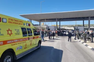 Защитный барьер Иерусалима не предотвращает незаконный въезд, предупреждает государственный контролер Государственный контролер Израиля Матаньягу Энгельман заявил в понедельник, что защитный барьер, построенный для предотвращения проникновения палестинцев на территорию Израиля, не смог остановить незаконный въезд, что ставит под угрозу безопасность страны. В своем отчете Энгельман указал на серьезные недостатки в системе безопасности, включая неисправность датчиков и камер, а также отсутствие надлежащего обслуживания. Он также отметил, что барьер не был завершен должным образом, оставив открытыми участки, через которые легко проникнуть. «Барьер, который стоил сотни миллионов шекелей, не выполняет свою основную функцию», — сказал Энгельман. «Это создает реальную угрозу безопасности для граждан Израиля». Отчет был представлен премьер-министру Биньямину Нетаниягу и министру обороны Йоаву Галланту. В отчете также говорится, что государственные органы не смогли должным образом скоординировать свои действия по обеспечению безопасности вдоль барьера, что привело к пробелам в защите. Представитель Министерства обороны заявил, что министерство изучит выводы отчета и примет необходимые меры для устранения выявленных недостатков. Барьер, строительство которого началось в 2002 году, имеет протяженность около 700 километров и включает в себя стены, заборы, рвы и колючую проволоку. Он проходит по территории Западного берега реки Иордан и Восточного Иерусалима. Израиль утверждает, что барьер необходим для предотвращения террористических атак. Палестинцы считают его незаконной оккупацией и препятствием для создания независимого государства.