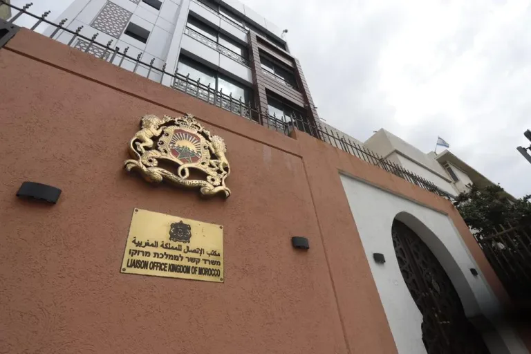 Израильское общество: Кнессет одобрил закон, посвященный наследию израильских евреев марокканского происхождения Парламент Израиля, Кнессет, в первом чтении одобрил законопроект, который призван увековечить наследие евреев марокканского происхождения в стране. Законопроект, внесенный депутатом Кнессета от партии «Ликуд» Тали Готлиб, направлен на признание и сохранение культурного и исторического вклада общины выходцев из Марокко. Инициатива получила поддержку большинства депутатов, что свидетельствует о стремлении израильского общества к сохранению многообразия и признанию вклада различных этнических групп в формирование национальной идентичности. Закон предусматривает ряд мер, включая образовательные программы, культурные мероприятия и поддержку исследований, связанных с историей и традициями евреев марокканского происхождения. После одобрения в первом чтении законопроект будет передан на рассмотрение в соответствующие комитеты Кнессета для дальнейшей доработки и подготовки ко второму и третьему чтениям.