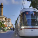 Проект Тель-Авивского метро столкнулся с задержками и перерасходом средств; госконтролер предупреждает Проект строительства метро в Тель-Авиве столкнулся с серьезными задержками и перерасходом средств, что вызвало обеспокоенность у Государственного контролера Израиля Матаньягу Энгельмана. В своем отчете, опубликованном в понедельник, Энгельман указал на ряд проблем, которые привели к увеличению сроков реализации проекта и росту его стоимости. Среди основных причин задержек были названы сложности с получением разрешений, проблемы с подрядчиками и непредвиденные геологические условия. Госконтролер призвал Министерство транспорта и компанию «Нетивей Аялон», ответственную за проект, принять срочные меры для устранения выявленных недостатков и предотвращения дальнейшего увеличения расходов. Проект Тель-Авивского метро, начатый в 2015 году, призван значительно улучшить транспортную доступность крупнейшего мегаполиса Израиля. Однако, по данным отчета, первоначальный бюджет проекта уже превышен на миллиарды шекелей, а сроки завершения работ неоднократно переносились.