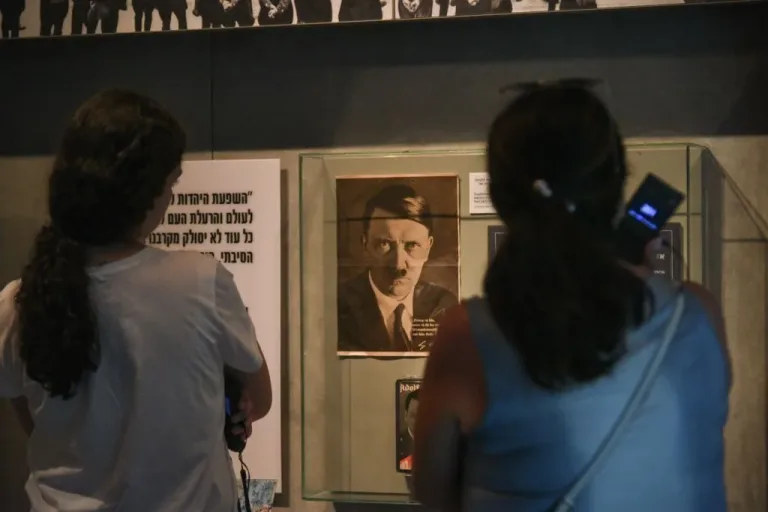 المجتمع الإسرائيلي: خبراء: متاحف الهولوكوست تبالغ في التركيز على الأبطال وتهدد بتشويه التاريخ