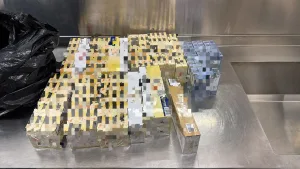 La douane déjoue une tentative de contrebande de 26 cartouches de cigarettes