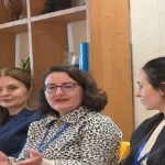 Одно дерево, одно видение: экологическое образование, связывающее Грецию, Албанию и Израиль В рамках инициативы «Одно дерево, одно видение» учащиеся из Греции, Албании и Израиля приняли участие в совместной программе экологического образования, направленной на повышение осведомленности о важности сохранения окружающей среды и устойчивого развития. Проект, организованный при поддержке образовательных учреждений и экологических организаций из трех стран, позволил школьникам обмениваться знаниями и опытом в области защиты природы. Участники программы изучали местные экосистемы, знакомились с методами переработки отходов и способами снижения углеродного следа. Особое внимание в рамках проекта уделялось посадке деревьев и созданию зеленых зон. Учащиеся из Израиля, в частности, поделились своим опытом в области лесовосстановления и борьбы с опустыниванием, что вызвало большой интерес у их сверстников из Греции и Албании. «Мы верим, что такие проекты помогают формировать у молодого поколения ответственное отношение к природе и воспитывают будущих лидеров в области охраны окружающей среды», — отметила представитель одной из израильских организаций, участвующих в программе. В рамках инициативы также были проведены онлайн-семинары и вебинары, где эксперты из разных стран делились своими знаниями и наработками в сфере экологии. Учащиеся имели возможность задавать вопросы и обсуждать актуальные проблемы, связанные с изменением климата и загрязнением окружающей среды. Проект «Одно дерево, одно видение» стал важным шагом в укреплении международного сотрудничества в области экологического образования и содействии устойчивому развитию в Греции, Албании и Израиле.