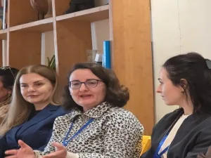 Одно дерево, одно видение: экологическое образование, связывающее Грецию, Албанию и Израиль В рамках инициативы «Одно дерево, одно видение» учащиеся из Греции, Албании и Израиля приняли участие в совместной программе экологического образования, направленной на повышение осведомленности о важности сохранения окружающей среды и устойчивого развития. Проект, организованный при поддержке образовательных учреждений и экологических организаций из трех стран, позволил школьникам обмениваться знаниями и опытом в области защиты природы. Участники программы изучали местные экосистемы, знакомились с методами переработки отходов и способами снижения углеродного следа. Особое внимание в рамках проекта уделялось посадке деревьев и созданию зеленых зон. Учащиеся из Израиля, в частности, поделились своим опытом в области лесовосстановления и борьбы с опустыниванием, что вызвало большой интерес у их сверстников из Греции и Албании. «Мы верим, что такие проекты помогают формировать у молодого поколения ответственное отношение к природе и воспитывают будущих лидеров в области охраны окружающей среды», — отметила представитель одной из израильских организаций, участвующих в программе. В рамках инициативы также были проведены онлайн-семинары и вебинары, где эксперты из разных стран делились своими знаниями и наработками в сфере экологии. Учащиеся имели возможность задавать вопросы и обсуждать актуальные проблемы, связанные с изменением климата и загрязнением окружающей среды. Проект «Одно дерево, одно видение» стал важным шагом в укреплении международного сотрудничества в области экологического образования и содействии устойчивому развитию в Греции, Албании и Израиле.