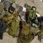 У резервиста угнали автомобиль, нашли военное снаряжение, задержали В ходе расследования угона автомобиля у резервиста ЦАХАЛ, полиция обнаружила украденное военное снаряжение и задержала подозреваемого. По данным полиции, инцидент произошел в районе Беэр-Шевы. Автомобиль был угнан, когда резервист находился на службе. В ходе оперативных мероприятий сотрудники правоохранительных органов обнаружили в другом месте украденное военное снаряжение, включая форму и личное оружие. Подозреваемый, житель одного из населенных пунктов вблизи Беэр-Шевы, был задержан. В настоящее время ведется расследование, выясняются все обстоятельства произошедшего.